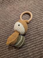 Mooie gehaakte knuffel met houten ring., Ophalen of Verzenden, Zo goed als nieuw
