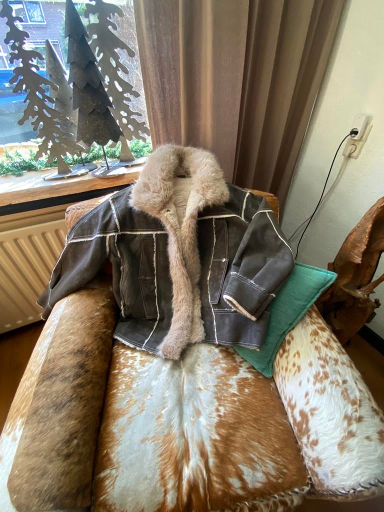 Winterjas suède met bont (nep) ook binnenkant,taupe/grijs, Ophalen of Verzenden, Zo goed als nieuw, Maat 42/44 (L), Grijs