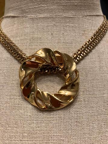 Vintage costume jewelry sjaalklem aan monet ketting beschikbaar voor biedingen