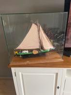 Mooi model van een friese Tjalk in vitrine, Ophalen, Zo goed als nieuw, 1:50 tot 1:200, Overige merken