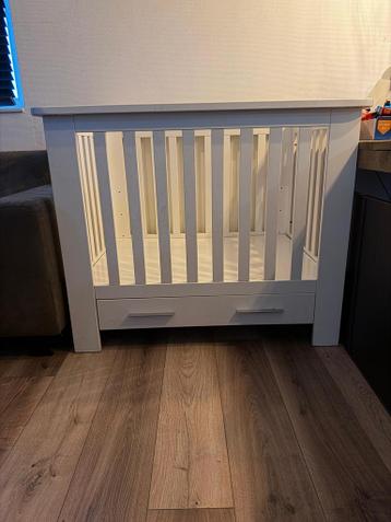 Wit houten babybedje