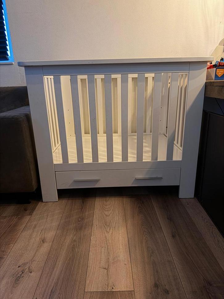 Wit houten babybedje, Kinderen en Baby's, Kinderkamer | Complete kinderkamers, Gebruikt, Jongetje of Meisje, Ophalen