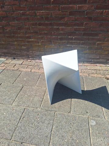 Space Age Krukje / Bijzettafel beschikbaar voor biedingen