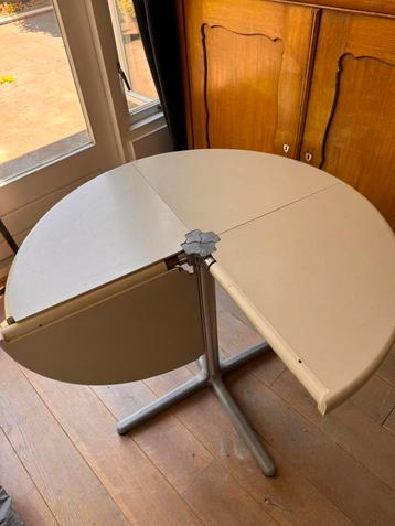 Castelli Anonima Tafel beschikbaar voor biedingen