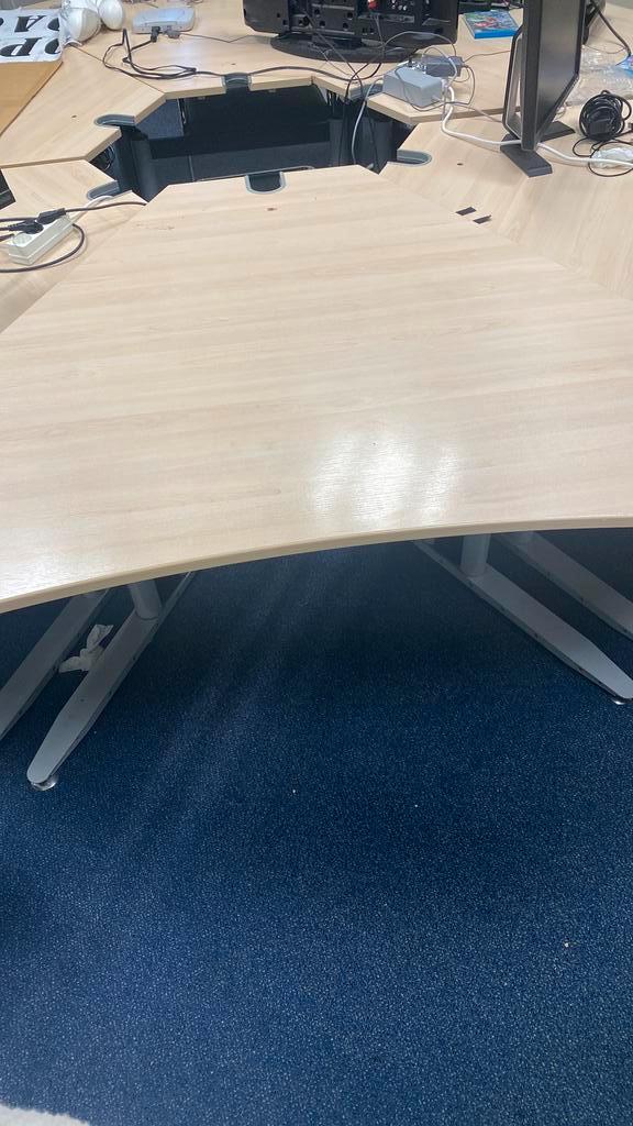 Elektrisch Zit-Sta Bureau rohde, Huis en Inrichting, Bureaus, Gebruikt, Stabureau, Elektrisch, In hoogte verstelbaar, Ophalen