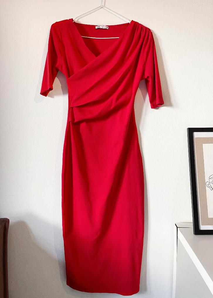 Gedrapeerde rode midi-jurk - Zara, Kleding | Dames, Jurken, Zo goed als nieuw, Maat 38/40 (M), Rood, Onder de knie, Ophalen