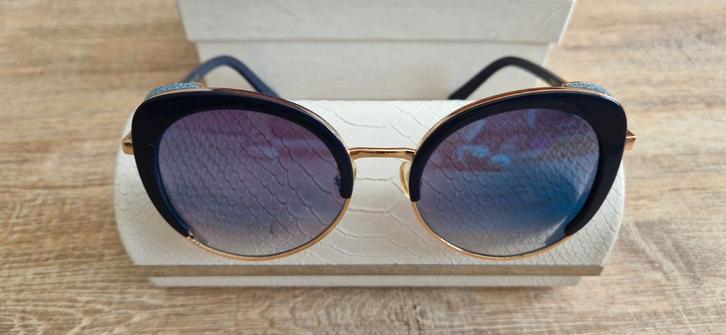 JimmyChoo nieuwe blauw model zonnebril met brillenkoker zgan, Sieraden, Tassen en Uiterlijk, Zonnebrillen en Brillen | Dames, Zo goed als nieuw