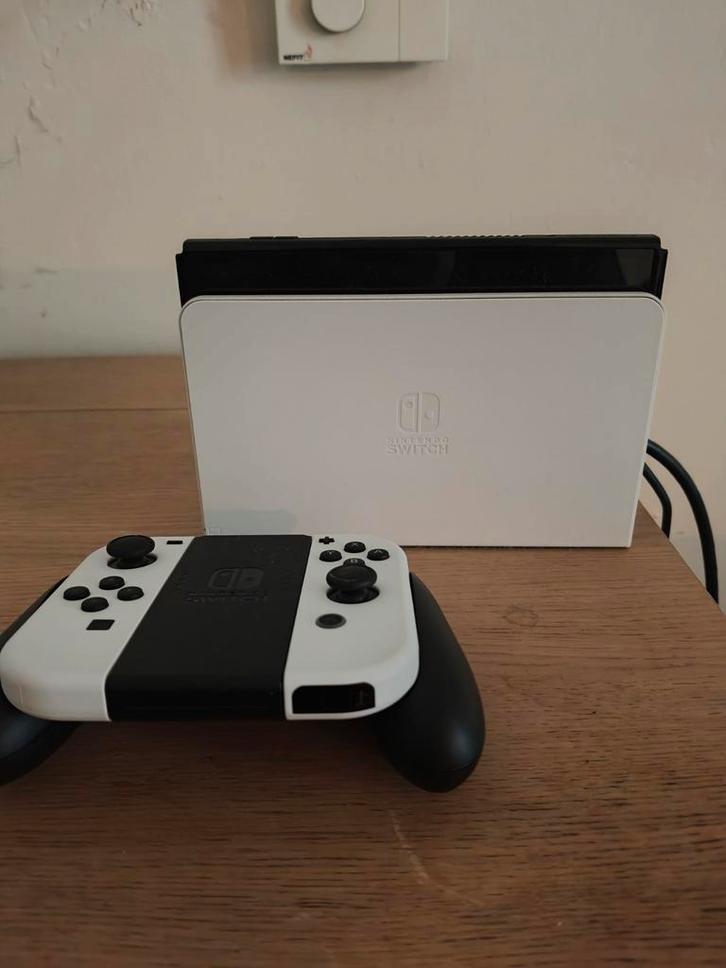 Nintendo Switch OLED + 256GB sd kaart van SanDisk, Spelcomputers en Games, Spelcomputers | Nintendo Switch, Zo goed als nieuw