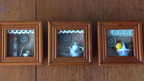 3 miniatuur inkijk schilderijtjes met porselein achter glas, Antiek en Kunst, Curiosa en Brocante, Ophalen of Verzenden