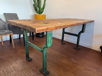 Industriële Houten Tafel met Stalen Onderstel beschikbaar voor biedingen
