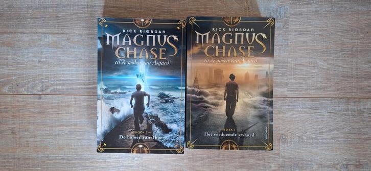 Magnus Chase Boeken - Rick Riordan (2 stuks), Boeken, Fantasy, Gelezen, Ophalen of Verzenden