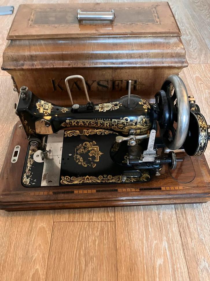 Antieke Kayser Handnaaimachine met Omkasting, Antiek en Kunst, Antiek | Naaimachines, Ophalen