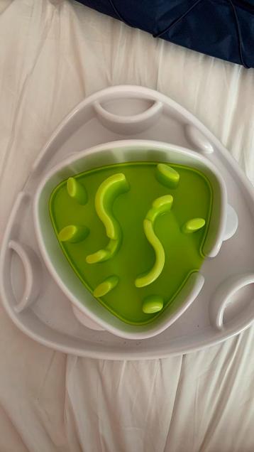 Hondenvoerbak beschikbaar voor biedingen