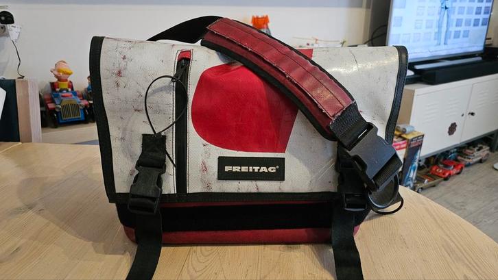 Freitag F17 JOE MESSENGER M €140, Sieraden, Tassen en Uiterlijk, Tassen | Schoudertassen, Gebruikt, Rood, Ophalen