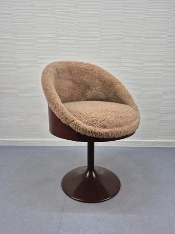 Krukje met lage rugleuning. Vintage stoeltje tulp model. beschikbaar voor biedingen