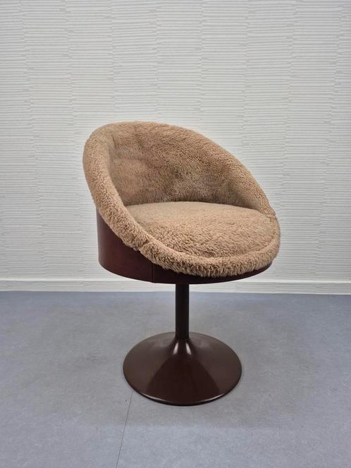 Krukje met lage rugleuning. Vintage stoeltje tulp model., Huis en Inrichting, Krukjes, Ophalen of Verzenden