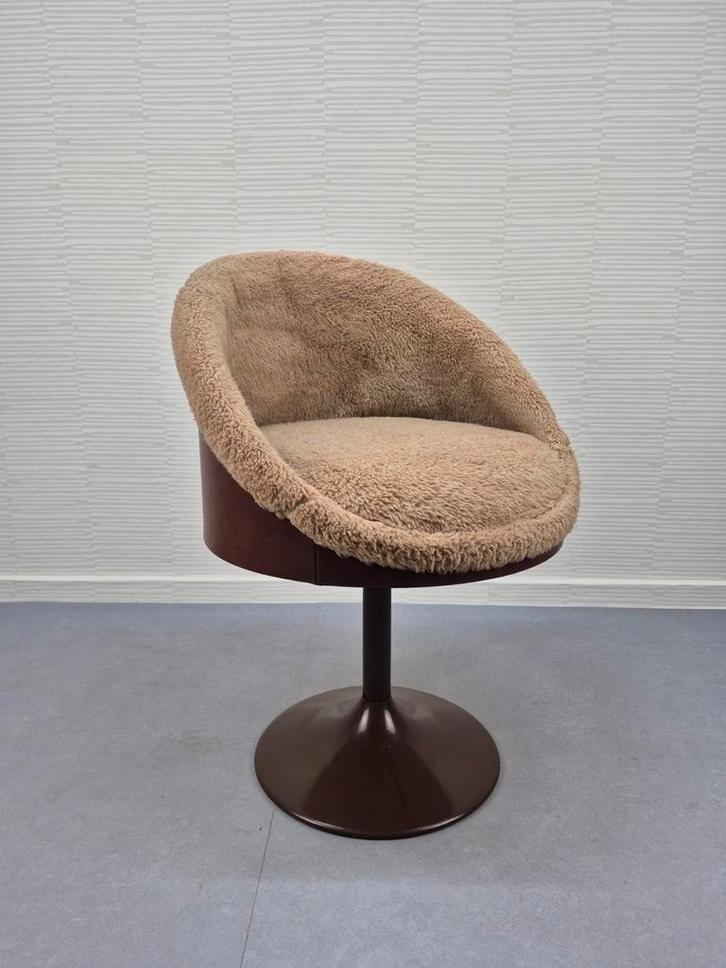 Krukje met lage rugleuning. Vintage stoeltje tulp model., Huis en Inrichting, Krukjes, Ophalen of Verzenden