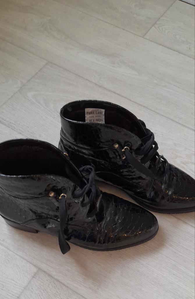 Zwarte lakleren enkellaarsjes vetersluiting mt 39 nieuwstaat, Kleding | Dames, Schoenen, Zo goed als nieuw, Zwart, Ophalen of Verzenden