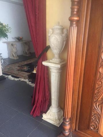 pilaar en Versailles vaas €100 samen beschikbaar voor biedingen