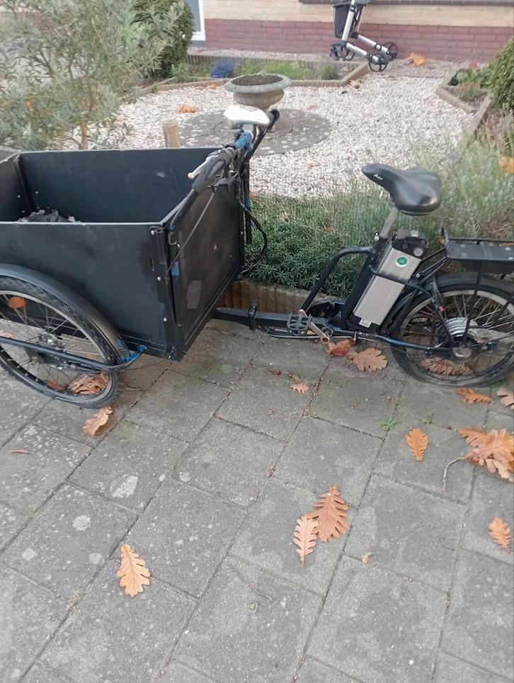 Elektrische zwarte bakfiets, Fietsen en Brommers, Fietsen | Bakfietsen, Gebruikt, 2 kinderen, Elektrisch, Ophalen