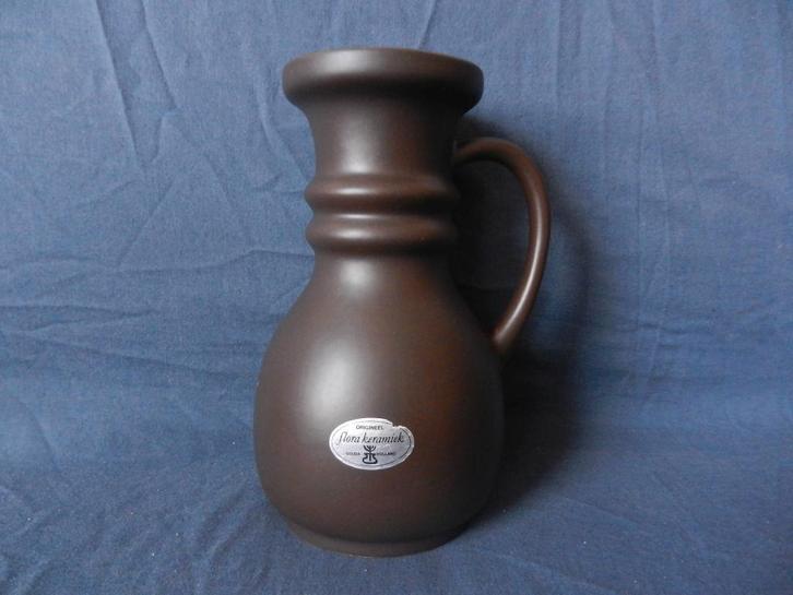 Flora Gouda mat bruine plateel kan model 737. h. 20,3 cm., Antiek en Kunst, Antiek | Keramiek en Aardewerk, Ophalen of Verzenden