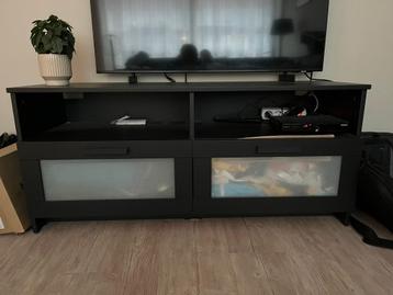 Zwartbruine TV-kast met deurtjes en vakken beschikbaar voor biedingen
