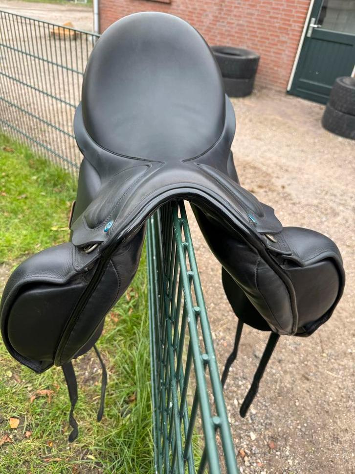 KM dressuurzadel type Lotje voor breed paard, Dieren en Toebehoren, Paarden en Pony's | Zadels, Zo goed als nieuw, Dressuur, Ophalen