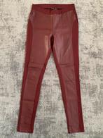 Bordeauxrode leggingbroek nepleer/stof maat 36/38 zgan!, Kleding | Dames, Leggings, Maillots en Panty's, Maat 36/38 (S), Ophalen of Verzenden