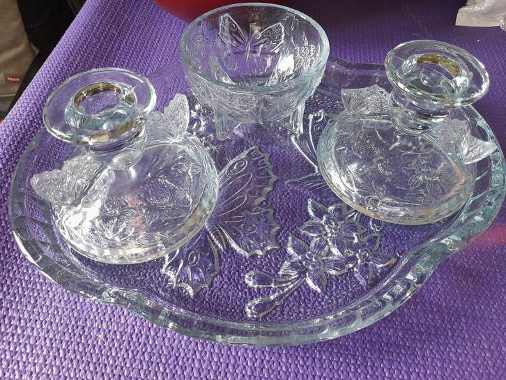 Kaptafel set van rijkelijk bewerkt glas, Antiek en Kunst, Antiek | Glas en Kristal, Ophalen