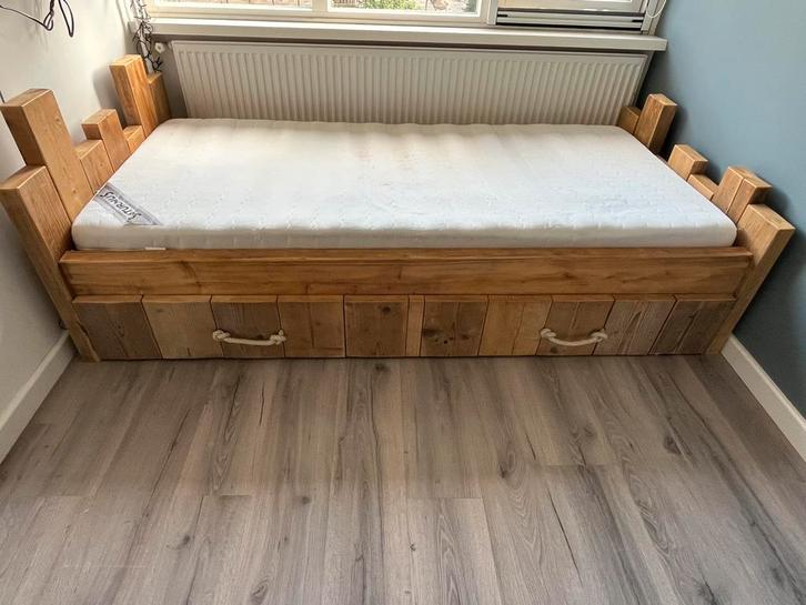 Te koop: leuk houten bed met extra uitschuifbaar logeerbed!, Kinderen en Baby's, Kinderkamer | Bedden, Zo goed als nieuw, 180 cm of meer