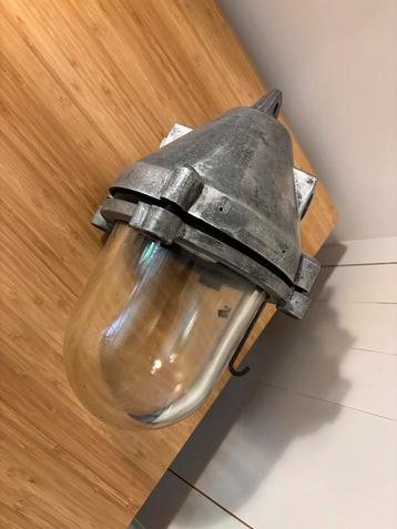 Vintage explosieproof industriele lamp beschikbaar voor biedingen