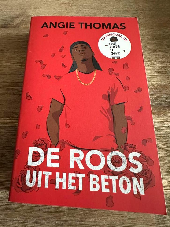 Angie Thomas - De roos uit het beton, Boeken, Kinderboeken | Jeugd | 13 jaar en ouder, Zo goed als nieuw, Ophalen of Verzenden