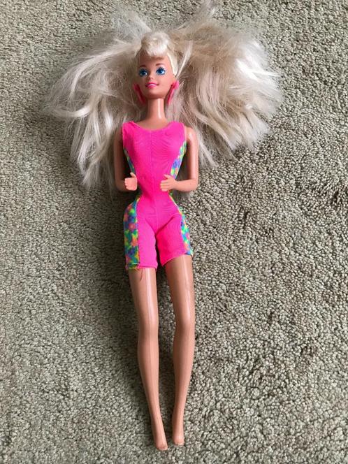 Blonde barbie, roze oorbellen, Kinderen en Baby's, Speelgoed | Poppen, Barbie, Verzenden