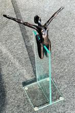 Metalen beeldje op glas sokkel, Antiek en Kunst, Ophalen of Verzenden