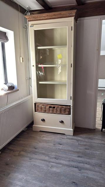 Wandkast beschikbaar voor biedingen