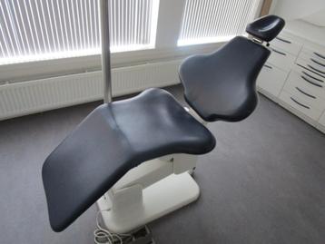 2 Tandarts stoelen ea zoals tandarts keukenblok en kastjes beschikbaar voor biedingen