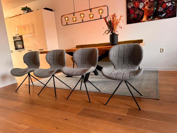 4 Zuiver OMG eetkamerstoelen grijs, Huis en Inrichting, Stoelen, Zo goed als nieuw, Vier, Stof, Grijs, Ophalen of Verzenden