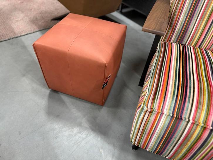 Nieuw Eyye Kub 42 Poef Kruk leer Loxton Design Hocker, Huis en Inrichting, Banken | Voetenbanken en Poefen, Nieuw, Minder dan 50 cm