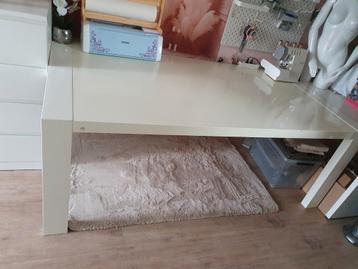 Grote witte hoogglans tafel beschikbaar voor biedingen