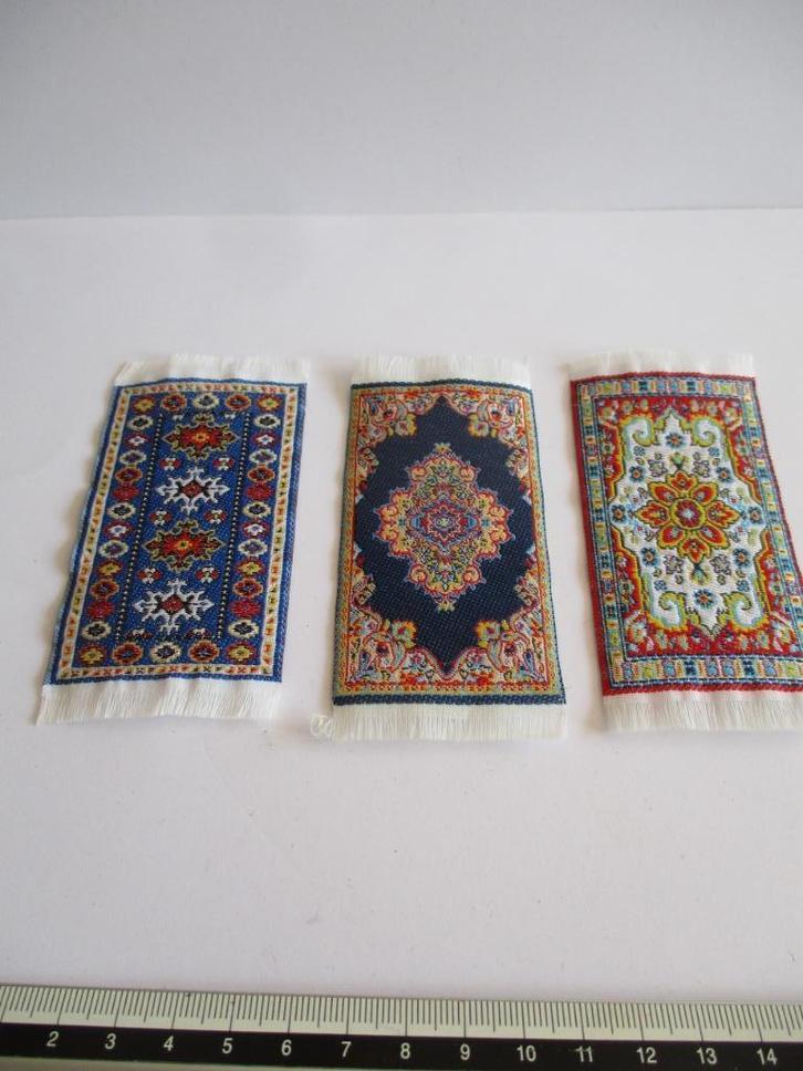 poppenhuis kleine kleedjes 1,50 per stuk, Verzamelen, Poppenhuizen en Toebehoren, Zo goed als nieuw, Decoratie, Ophalen of Verzenden