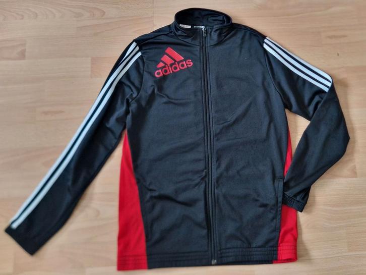 176 Zgan! Zwart/rood Adidas trainingsjasje, Kinderen en Baby's, Kinderkleding | Maat 176, Zo goed als nieuw, Sport- of Zwemkleding
