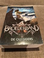Broederband - De Outsiders (John Flanagan), Boeken, Ophalen of Verzenden, Zo goed als nieuw