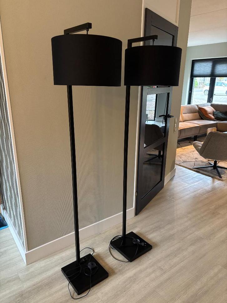 2x vloerlamp Avoir zwart (Kwantum), Huis en Inrichting, Lampen | Vloerlampen, Zo goed als nieuw, 150 tot 200 cm, Metaal, Ophalen