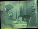 Glasnegatief Moeder met Baby in teil formaat ca 1930, Gebruikt, Foto, Voor 1940, Verzenden