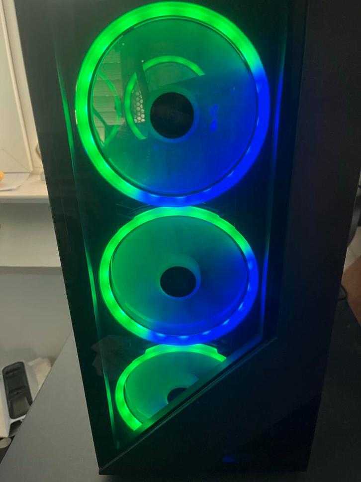 Gaming PC + Mechanisch Keyboard & Razer Muis, Computers en Software, Desktop Pc's, Zo goed als nieuw, 4 Ghz of meer, SSD, 32 GB