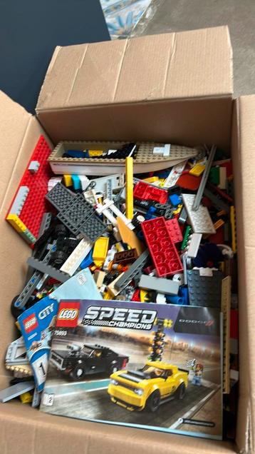 Lego doos en vloerplaten beschikbaar voor biedingen