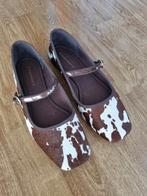 Suede Mary Jane, ballerina, koeienprint, koeienhuid. Nieuw!, Zo goed als nieuw, Stradivarius, Ballerina's, Ophalen of Verzenden