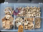 Gratis! Diverse kralen & houten lettertjes + plastic bak, Hobby en Vrije tijd, Kralen en Sieraden maken, Ophalen, Zo goed als nieuw