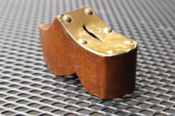 Houten klomp met koper gleuf voor munten en haakje ophangen beschikbaar voor biedingen