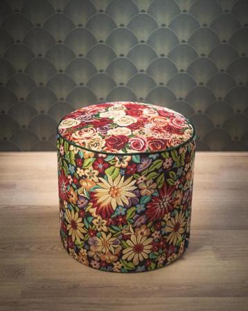 kleurrijke ronde poef beschikbaar voor biedingen